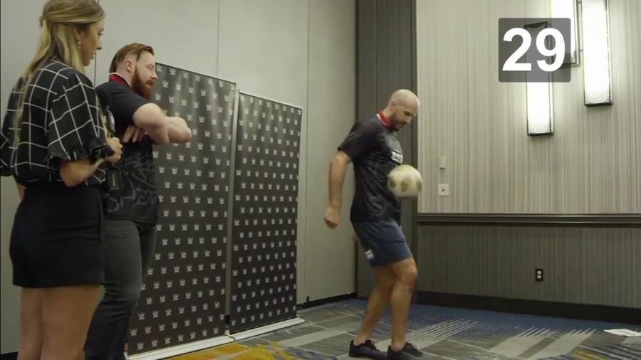 22The_Keep-Ups_Challenge_Caroline_Szwed_vs__The_Bar2122_mp40074.jpg