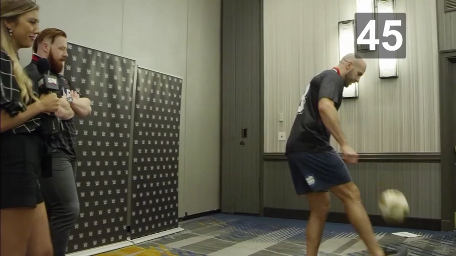 22The_Keep-Ups_Challenge_Caroline_Szwed_vs__The_Bar2122_mp40084.jpg