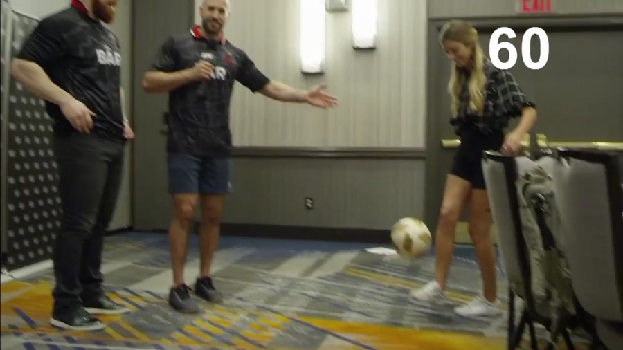 22The_Keep-Ups_Challenge_Caroline_Szwed_vs__The_Bar2122_mp40175.jpg