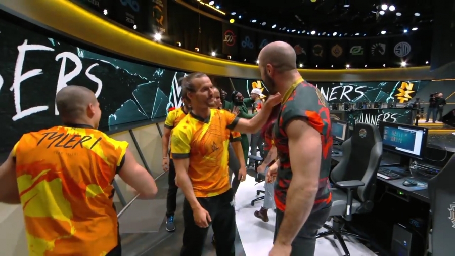 LEAGUE_OF_LEGENDS_-_Team_WWE_vs__Team_NXT_SHOWMATCH_mp40787.jpg