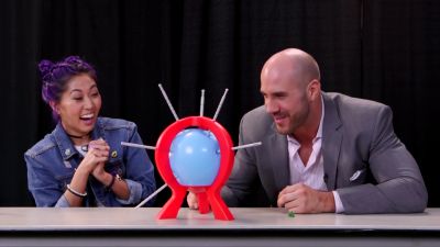 SMOSH_GAMES_x_UUDD-_MARI_vs__CESARO_--_Boom_Boom_Balloon21_--_Expansion_Pack_mp40183.jpg