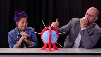 SMOSH_GAMES_x_UUDD-_MARI_vs__CESARO_--_Boom_Boom_Balloon21_--_Expansion_Pack_mp40190.jpg