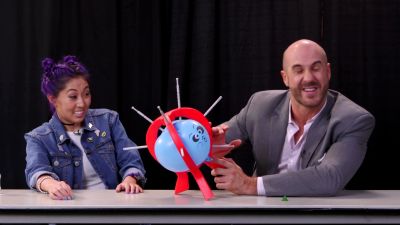SMOSH_GAMES_x_UUDD-_MARI_vs__CESARO_--_Boom_Boom_Balloon21_--_Expansion_Pack_mp40267.jpg