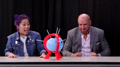 SMOSH_GAMES_x_UUDD-_MARI_vs__CESARO_--_Boom_Boom_Balloon21_--_Expansion_Pack_mp40422.jpg