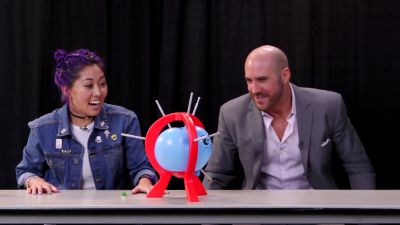 SMOSH_GAMES_x_UUDD-_MARI_vs__CESARO_--_Boom_Boom_Balloon21_--_Expansion_Pack_mp40423.jpg
