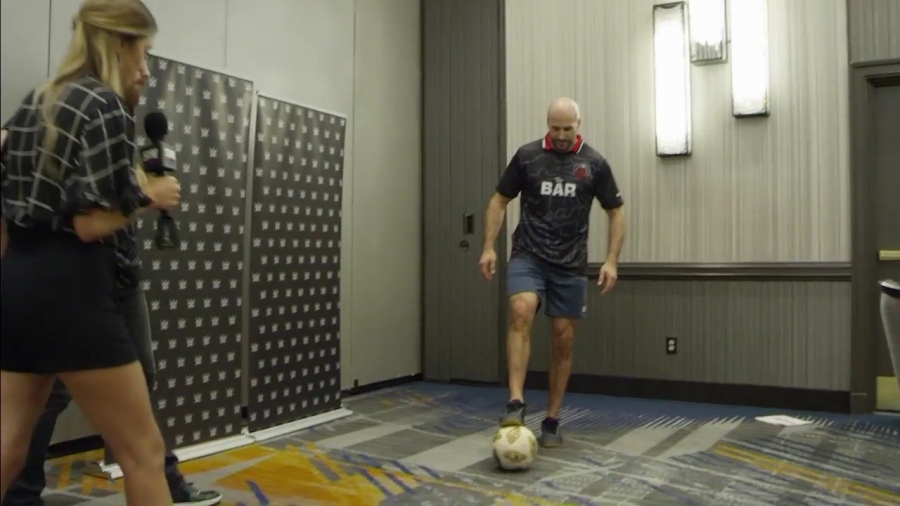 22The_Keep-Ups_Challenge_Caroline_Szwed_vs__The_Bar2122_mp40056.jpg