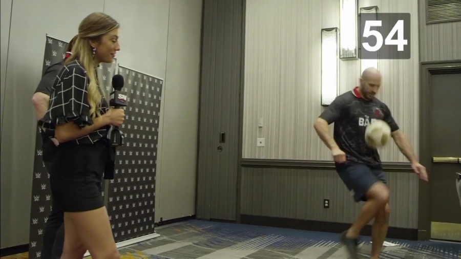 22The_Keep-Ups_Challenge_Caroline_Szwed_vs__The_Bar2122_mp40091.jpg