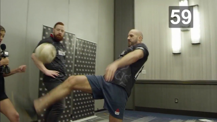 22The_Keep-Ups_Challenge_Caroline_Szwed_vs__The_Bar2122_mp40094.jpg