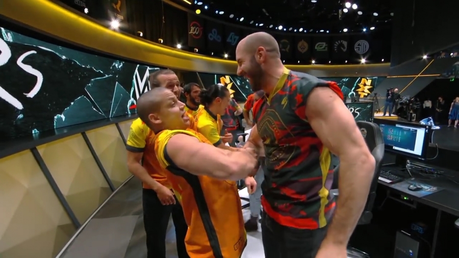 LEAGUE_OF_LEGENDS_-_Team_WWE_vs__Team_NXT_SHOWMATCH_mp40781.jpg