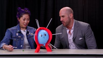 SMOSH_GAMES_x_UUDD-_MARI_vs__CESARO_--_Boom_Boom_Balloon21_--_Expansion_Pack_mp40124.jpg